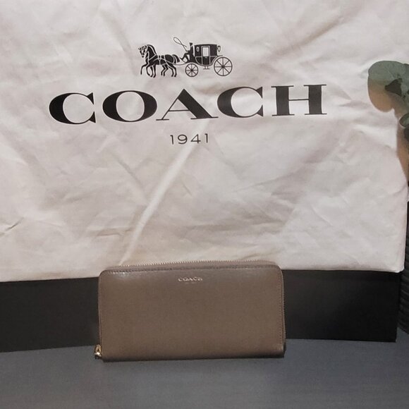 Coach✨ Zipper Accordion Wallet - Picture 1 of 6